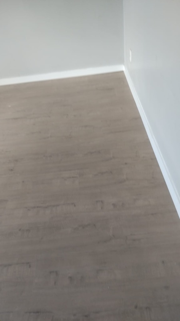 InstalaÃ§Ã£o de Piso Laminado com RodapÃ© Branco - Projeto Real