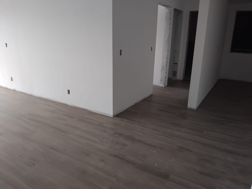 Piso Laminado Instalado em Ambiente Amplo - Projeto Real