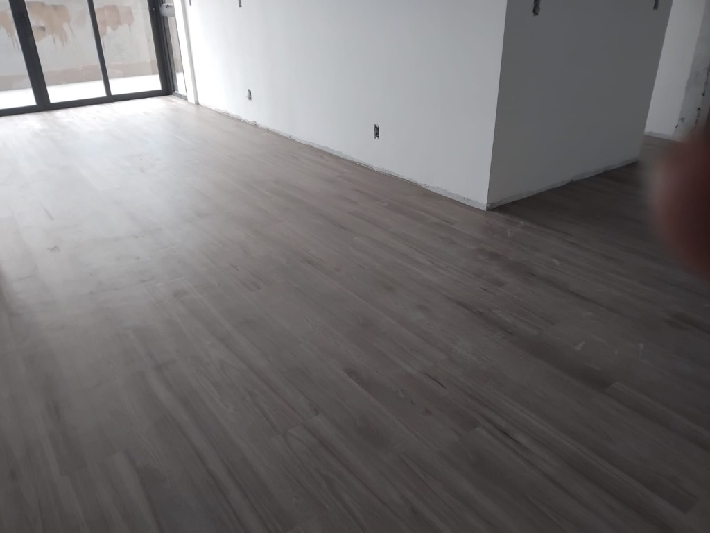 Piso VinÃ­lico Claro com Acabamento em RodapÃ© - Projeto Real